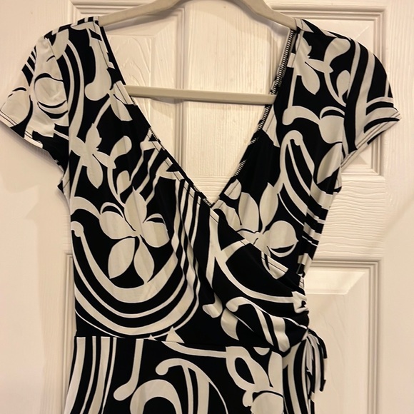 Black and white faux wrap v neck dress - Picture 2 of 8